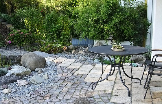 Sitzplatz mit Natursteinbelag, Wolfhausen