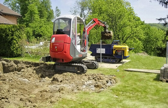 Bagger im Einsatz bei der Rohplanie