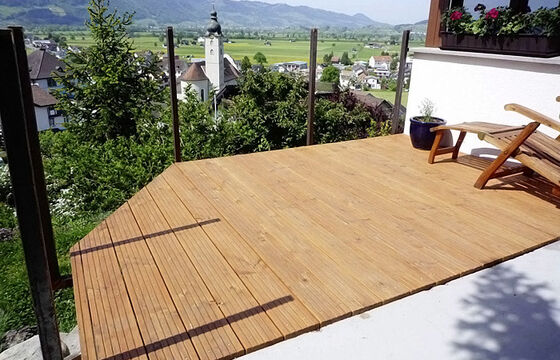 Holzterrasse mit Weitsicht  - Hubergartenbau