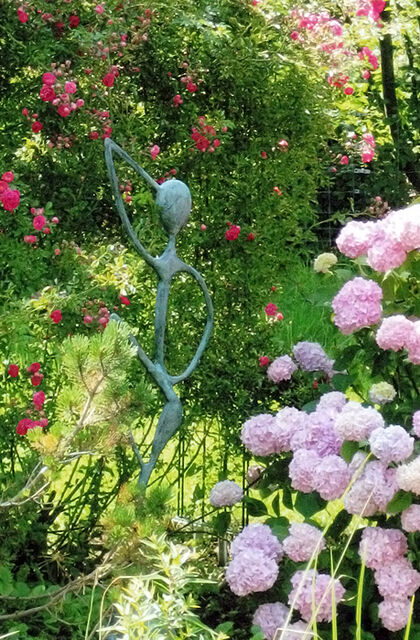 Bäume spenden erholsamen Schatten, Kunst im Garten