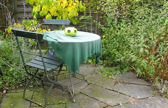 Sitplatz mit alten Steinplatten, Bubikon