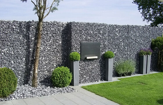 Sichtschutz mit Steinkörben und Gestaltungselementen, Bubikon - Hubergartenbau