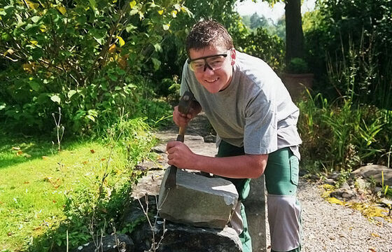 Natursteinbearbeitung einer Trockenmauer